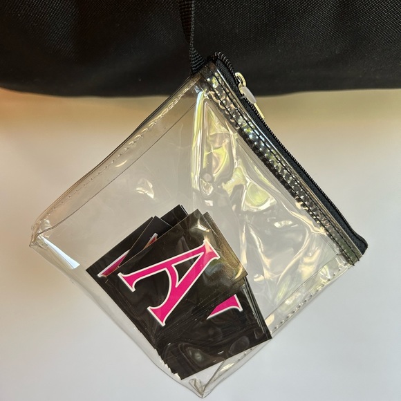 GLORIA VANDERBILT HOT PINK AND BLACK NYLON PERSONALIZED DUFFEL WITH LETTERS BAG - Picture 11 of 12